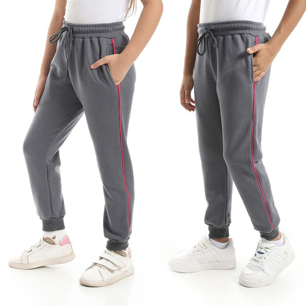 Children's trousers with an elastic waistband, made of cotton and polyester in distinctive colors.