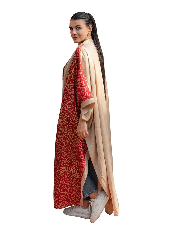 قفطان أحمر بخطوط عربية