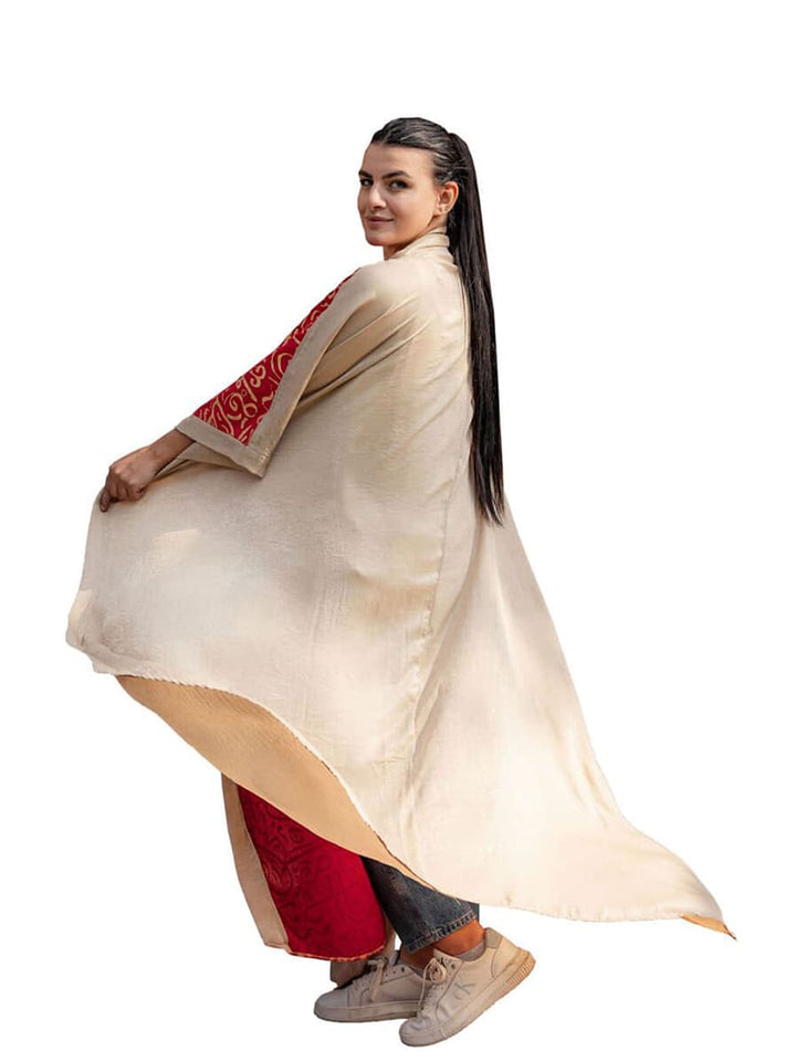 قفطان أحمر بخطوط عربية