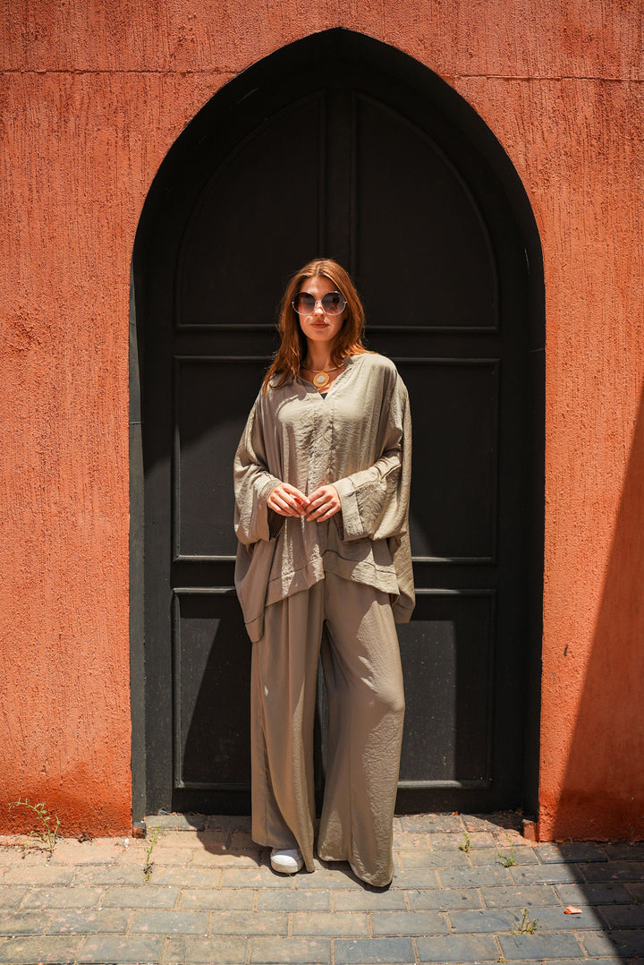 طقم حريمي حرير راقٍ للمناسبات