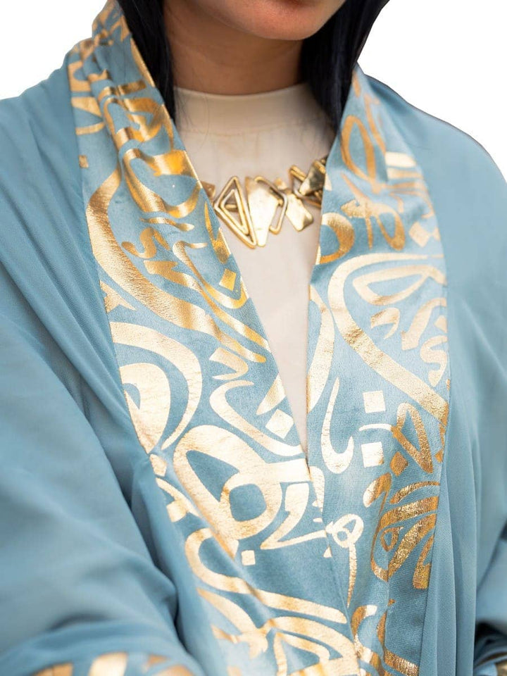 قفطان أزرق بخطوط عربية