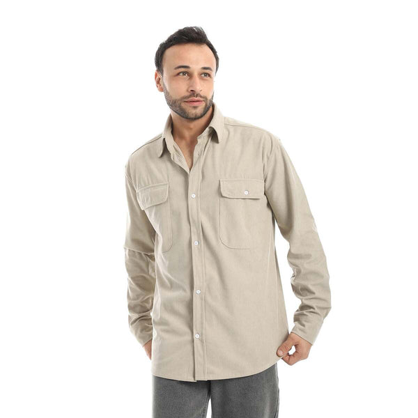 A classic plain shirt with two front pockets and a comfortable fabric.
